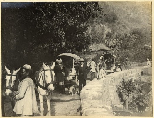 British-Officer-with-his-Dogs